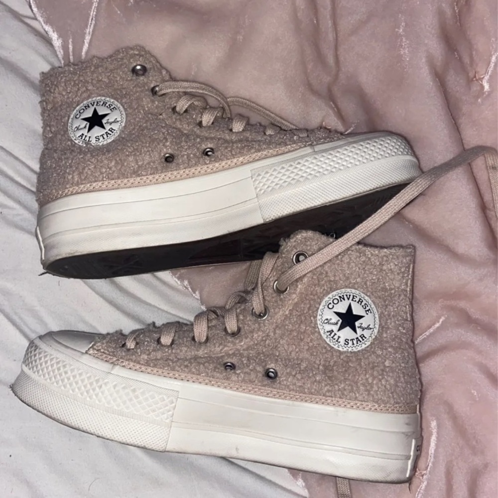 Size 6 Sherpa converse platform